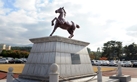 13. 漢拏竜馬像 